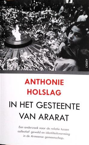 Book cover 20100029: HOLSLAG Anthonie | In het gesteente van Ararat. Een onderzoek naar de relatie tussen collectief geweld en identiteitsvorming in de Armeense gemeenschap.