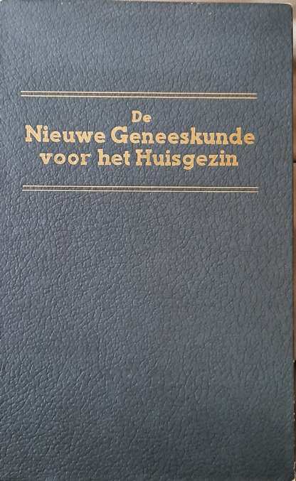 Book cover 37603: PETIT Dr. Raymond, BERCOVICI, BAUMEL (vert A. Serayen, A. Van Loey) | De nieuwe geneeskunde voor het huisgezin, vermeerderd met een volledige uiteenzetting over de natuurgeneeswijze, met 24 buitentekstplaten in kleur van Erges.