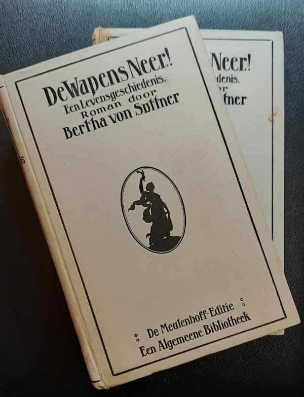 Book cover 202404100158: Bertha Sophie Felicitas Barones von Suttner  | De wapens neer ! Een levensgeschiedenis (vertaling van Die Waffen nieder - 1889)